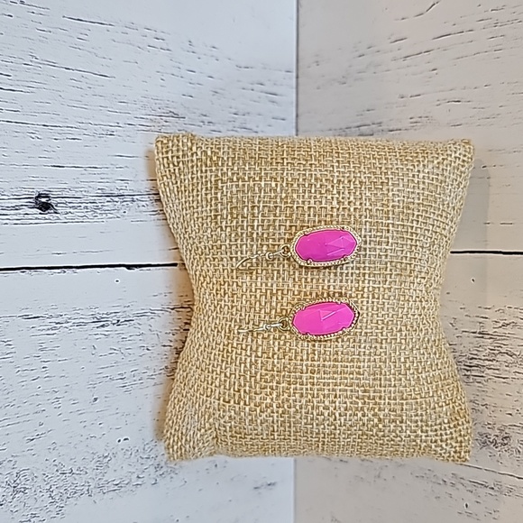 Kendra Scott Hot Pink Triangle Gold Set - Picture 7 of 8